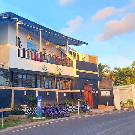Hustay Guest House - Canggu Buitenkant foto